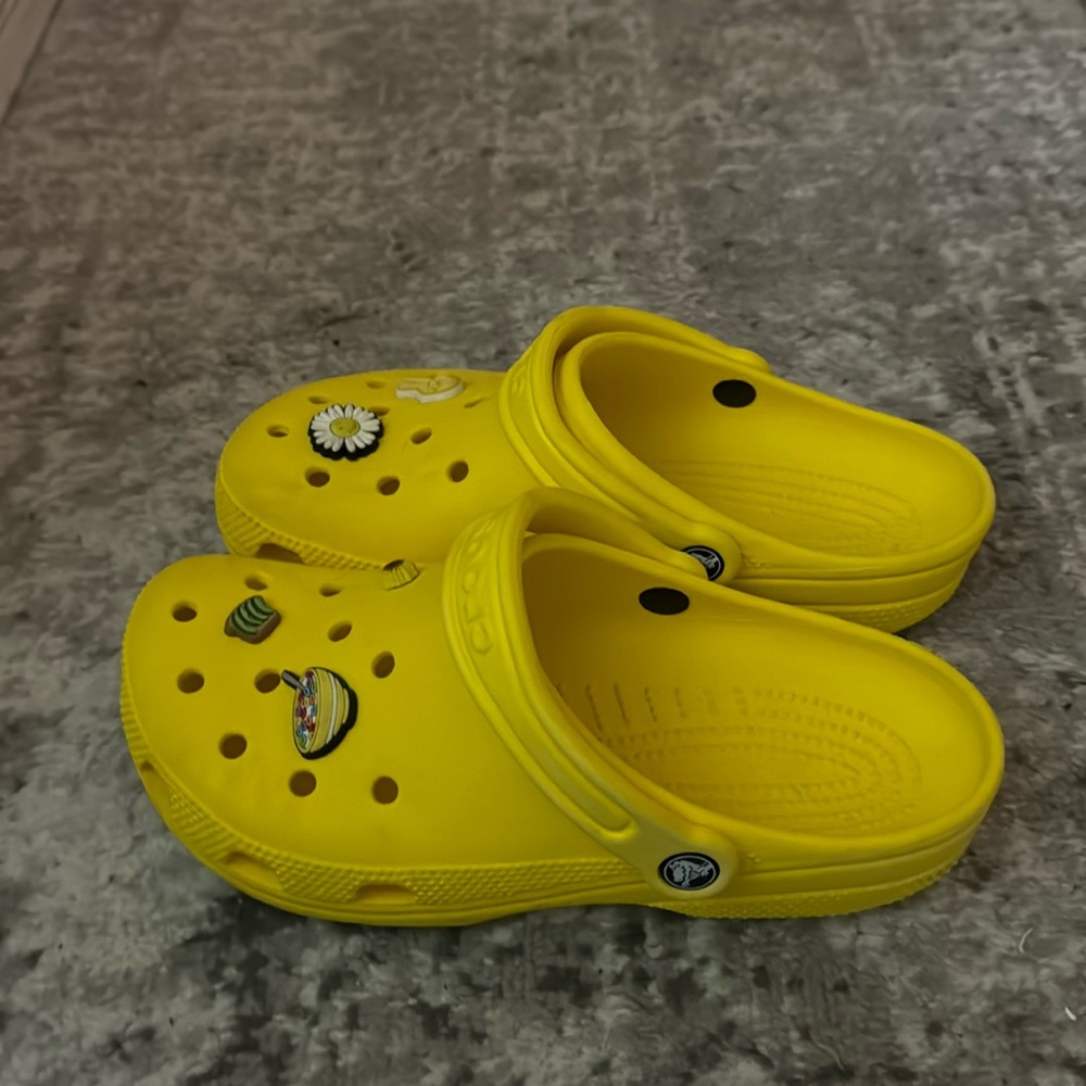 Yellow crocs size men’s 7/ women’s 9